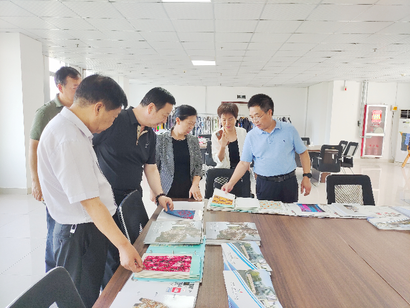河南省工信廳副廳長常繼紅，河南省服裝協(xié)會常務(wù)會長袁建龍等多位領(lǐng)導(dǎo)一行蒞臨飛鷺參觀調(diào)研