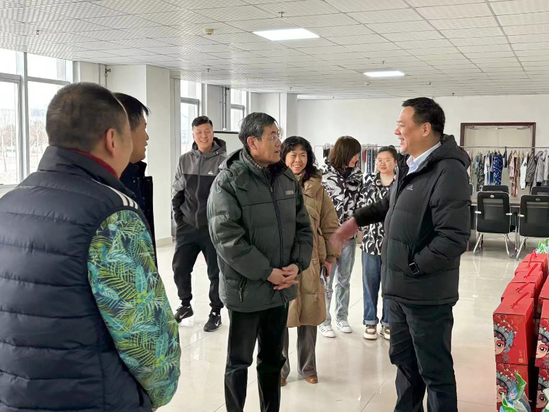 新鄉(xiāng)市經(jīng)開區(qū)管委會領(lǐng)導(dǎo)一行蒞臨我司慰問在崗員工